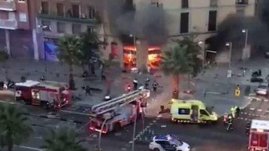 Bomberos y Policía, junto a la panadería siniestrada.