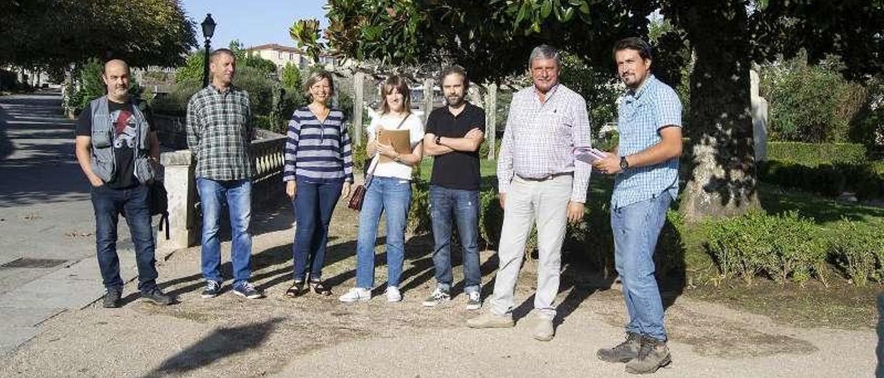 La edil de Urbanismo, Yolanda Rodríguez, supervisa la zona de obras en los jardines de Troncoso junto a la empresa adjudicataria y los técnicos. // D.B.M.