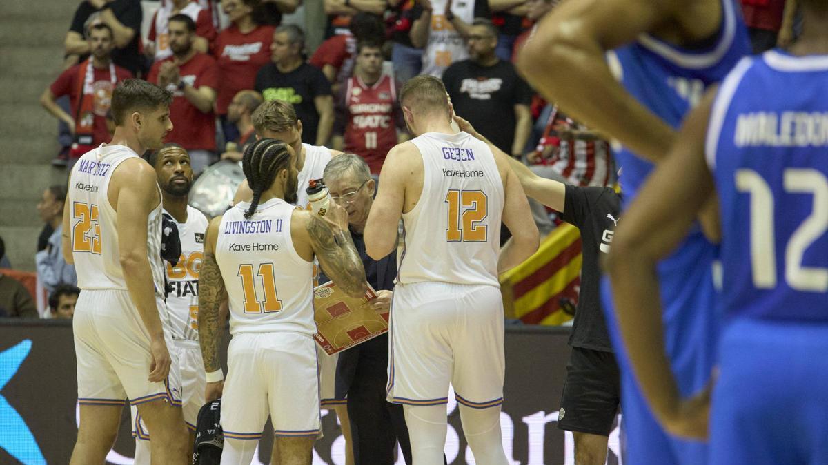 Moncho Fernández dóna indicacions durant un temps mort del partit contra el Madrid
