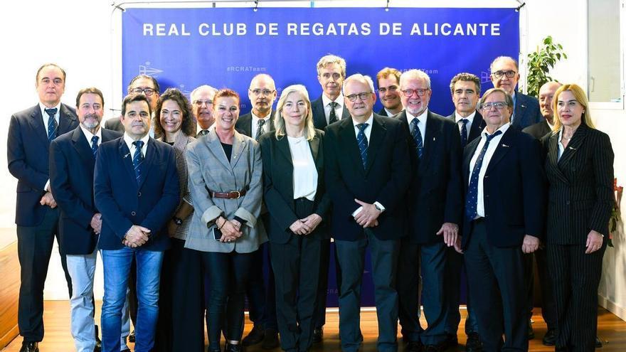 Javier Romero toma posesión como presidente del Real Club de Regatas de Alicante