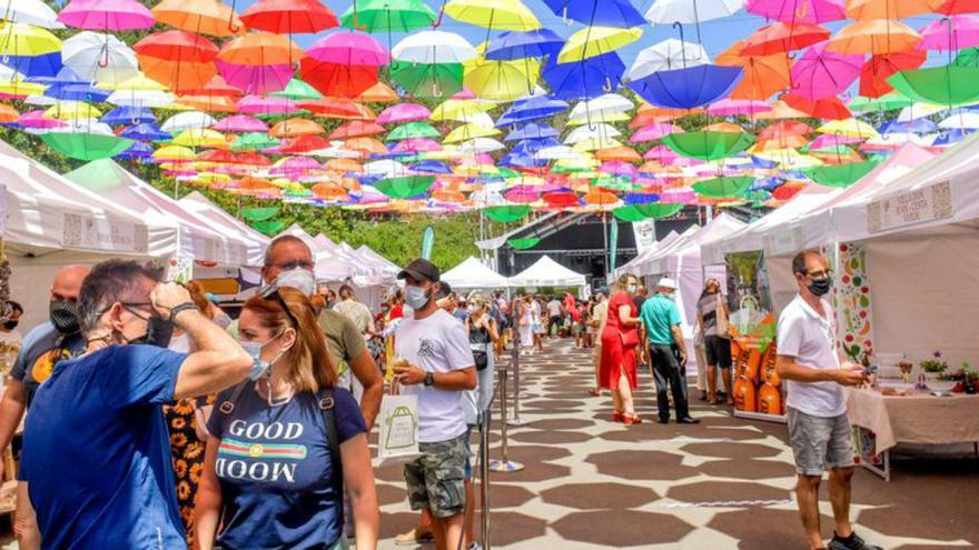 Paraguas en la Feria KM.0 de Fontanales en el municipio de Moya | | LP/DLP