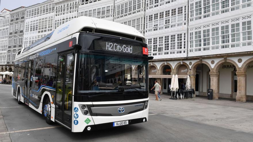 Un autobús de hidrógeno en un recorrido piloto por la Marina el pasado mes de agosto. |   // VÍCTOR ECHAVE