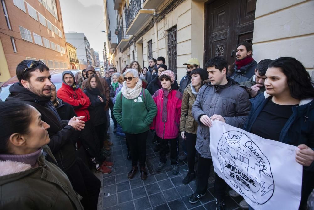 Paralizan el desahucio de una familia en el Cabanyal