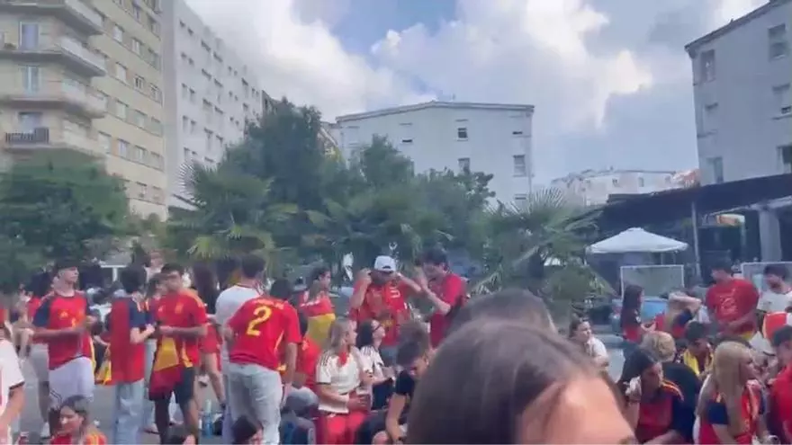 Los compostelanos ya animan a la selección española en Praza Roxa