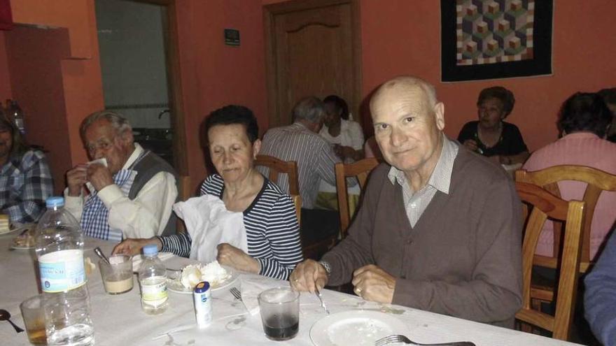 Usuarios del comedor municipal de Manganeses celebrando el octavo aniversario del servicio.