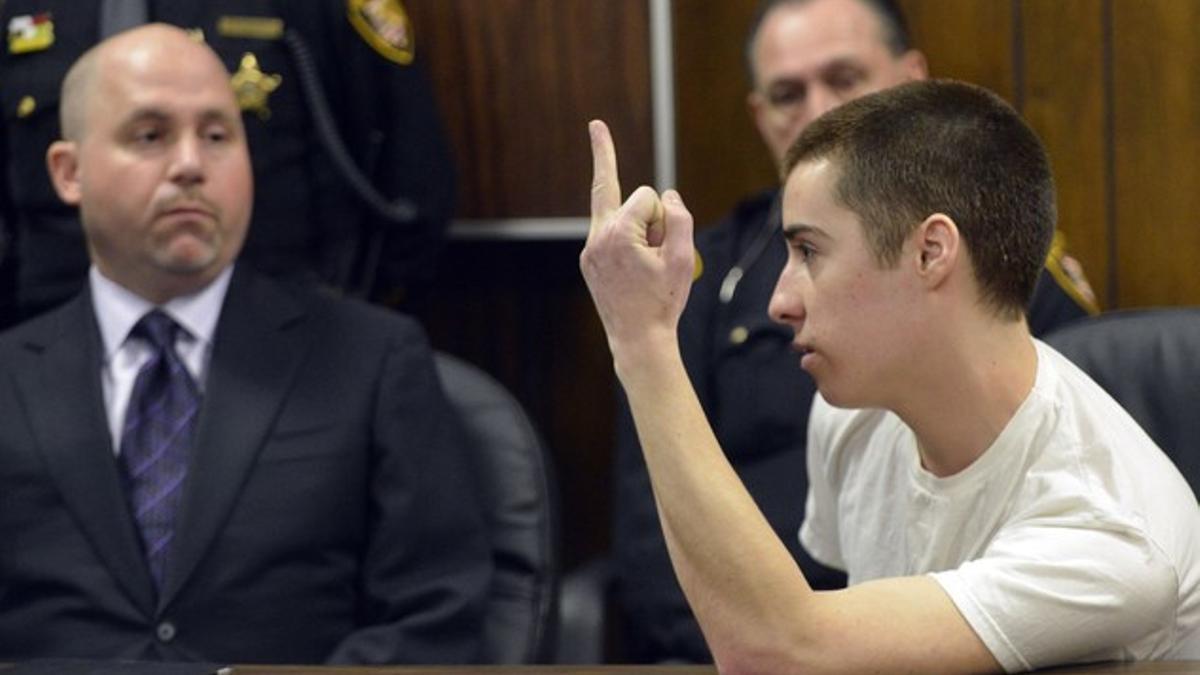 T.J. Lane le dedica un gesto obsceno a las familias de las víctimas durante el juicio, en Cleveland (Ohio), en marzo del 2013.