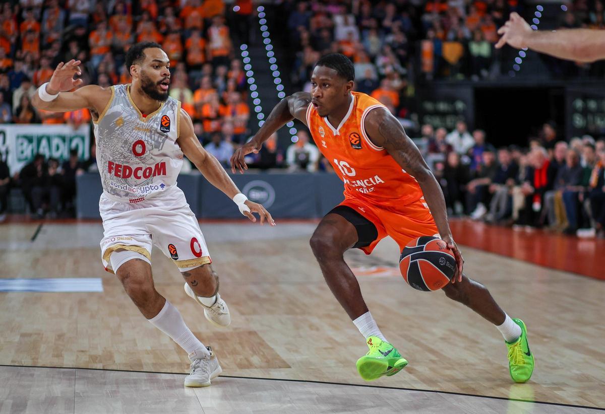 Omari Moore, atacando al francés Elie Okobo.