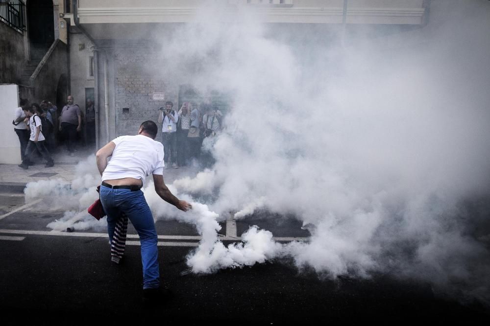 Choques entre policías y manifestantes en el G7