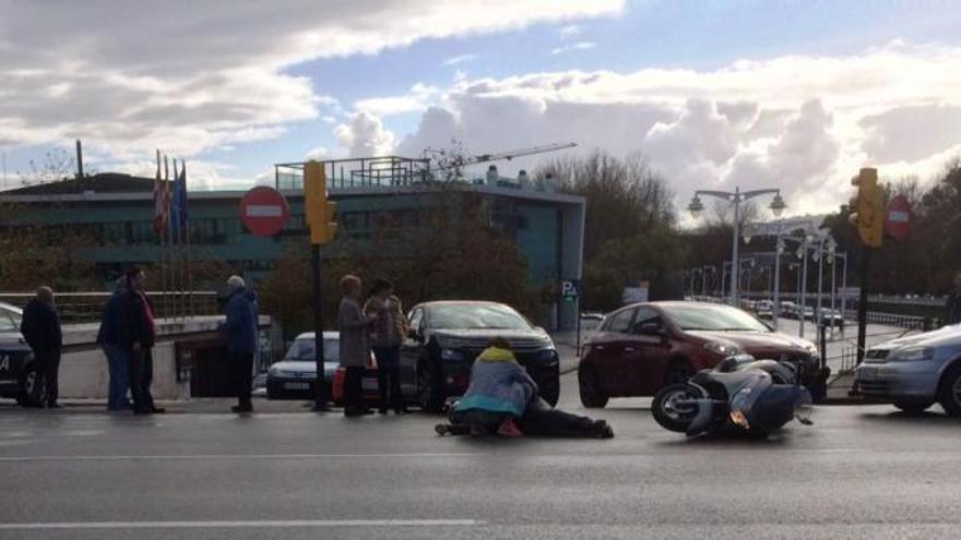 Un motorista herido tras sufrir un accidente en Gijón