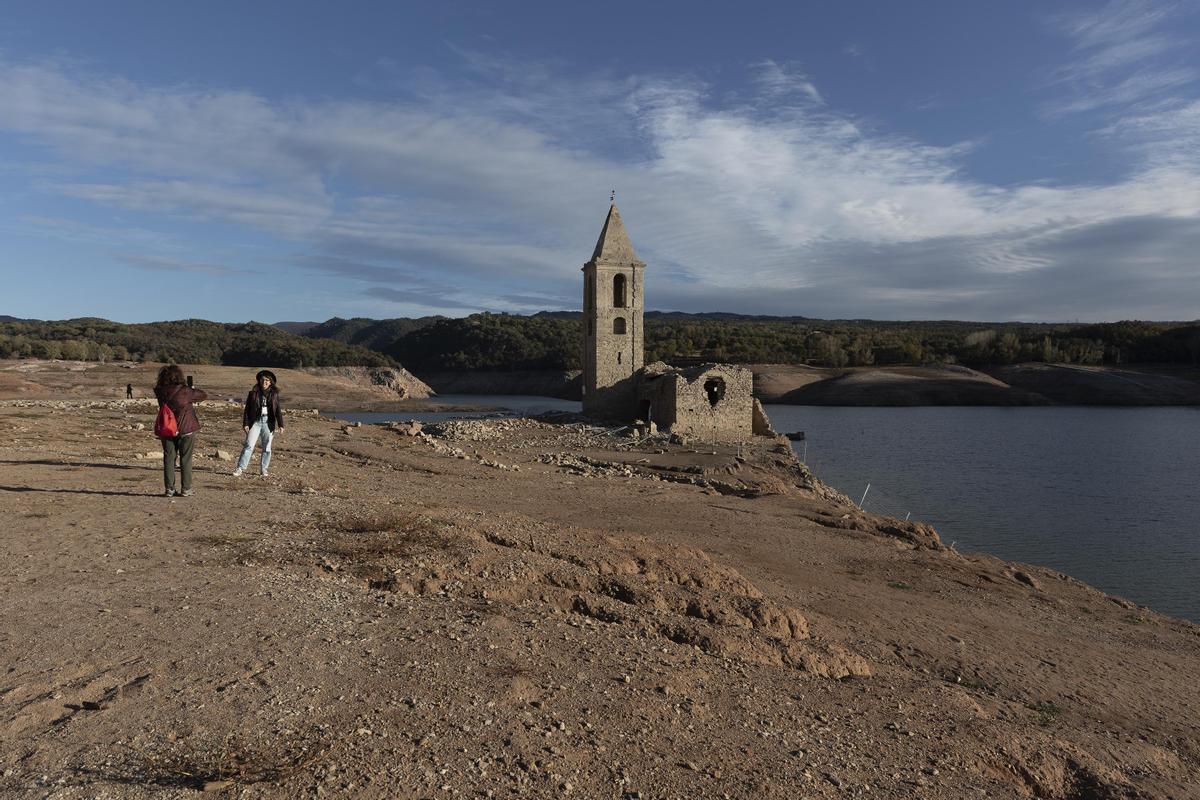 El pantano de Sau, con gran parte del pueblo al descubierto, por la sequía