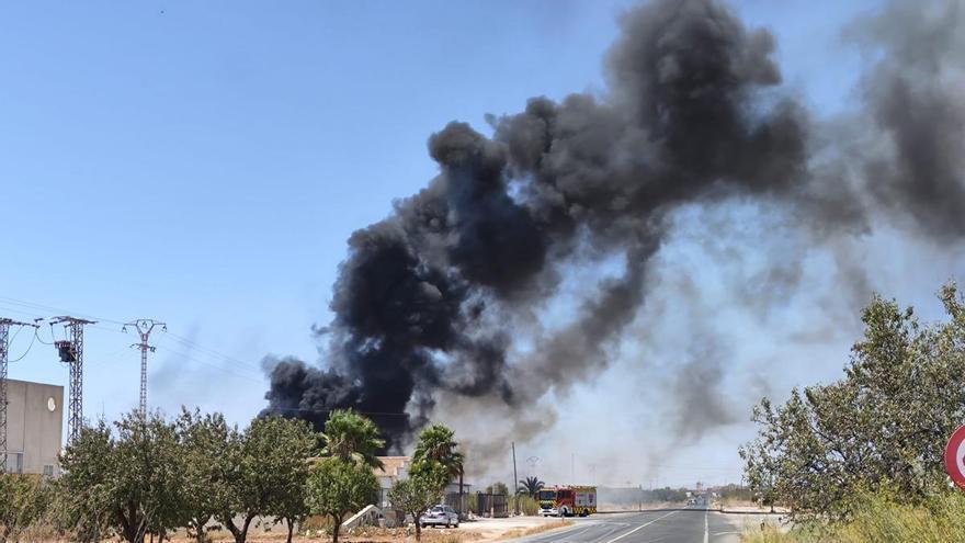 Alarma por el incendio de un camión cisterna frente a una gasolinera de Fuente Álamo