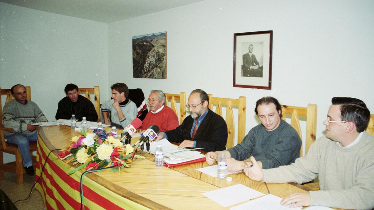 Pleno extraordinario en Cortes de Arenoso en abril del 2000