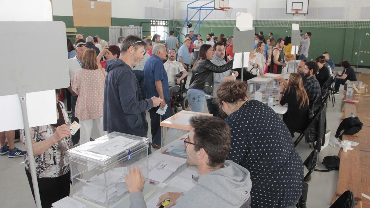 Mesa electoral en el colegio de Rodeira en las municipales de 2019.