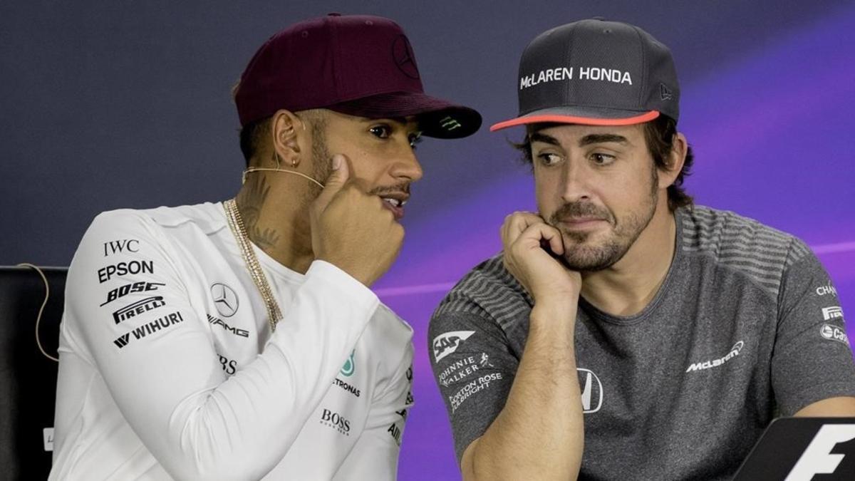 Lewis Hamilton y Fernando Alonso dialogan, hoy, en la conferencia de prensa del GP de Canadá.