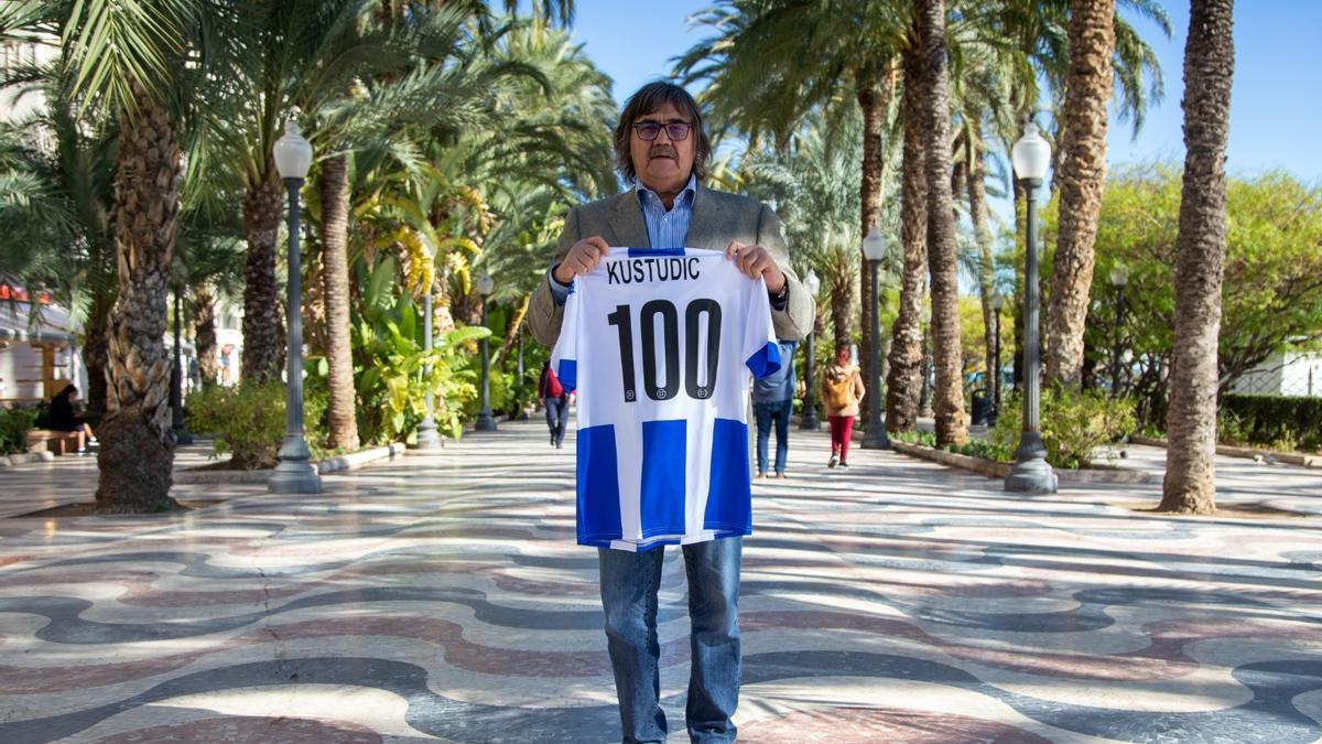 Miodrag Kustudic posa con la camiseta conmemorativa del Centenario del Hércules en el paseo de La Explanada de España de Alicante.