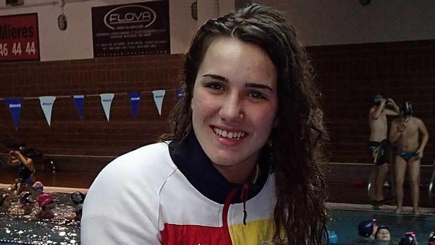 Aroa Silva, en la piscina del Club Manuel Llaneza, en Mieres.