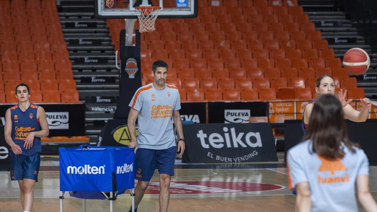 Rubén Burgos, durante el entrenamiento del día posterior a la victoria frente al Spar Girona en la vuelta de la semifinal