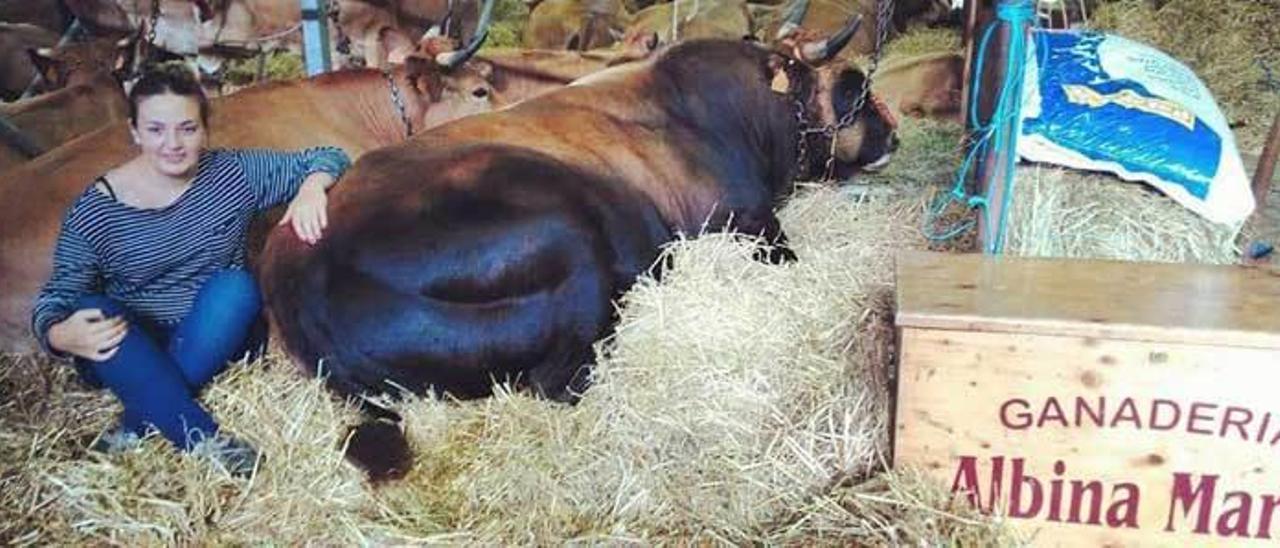 Albina María Pedraza con su toro &quot;Capitán&quot;.