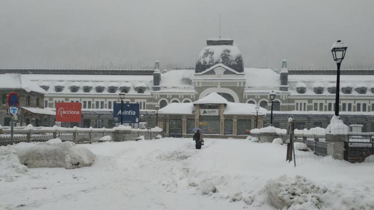 Estampa de nieve en la histórica estación de Canfranc. | @FERCANFRANC