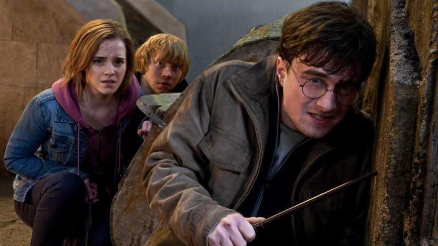 De izquierda a derecha, Emma Watson, Rupert Grint y Daniel Radcliffe en una escena de la película 'Harry Potter y las Reliquias de la Muerte: Parte 2'