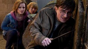 De izquierda a derecha, Emma Watson, Rupert Grint y Daniel Radcliffe en una escena de la película Harry Potter y las Reliquias de la Muerte: Parte 2