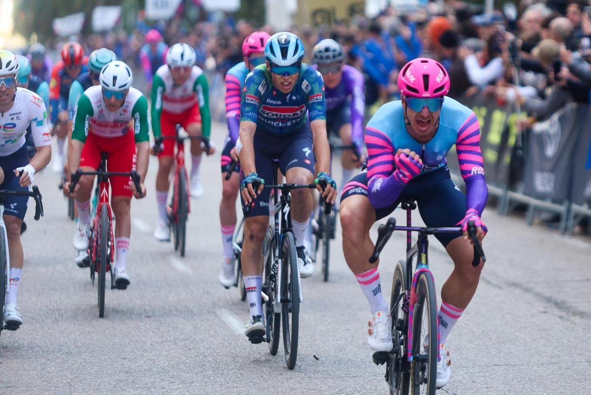 Dylan Groenewegen se impone en el sprint a Paul Magnier y Emilien Jeanniere.
