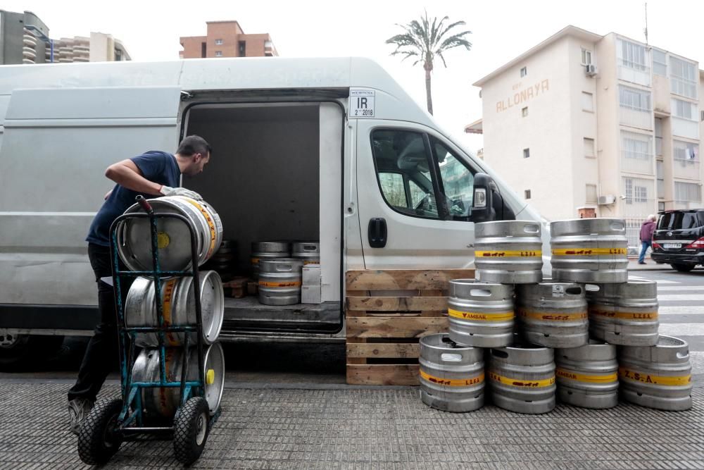 Las calles de la zona de pubs ingleses se tiñen de una marea verde que, como es tradición, conmemora esta fiesta irlandesa por todo lo alto