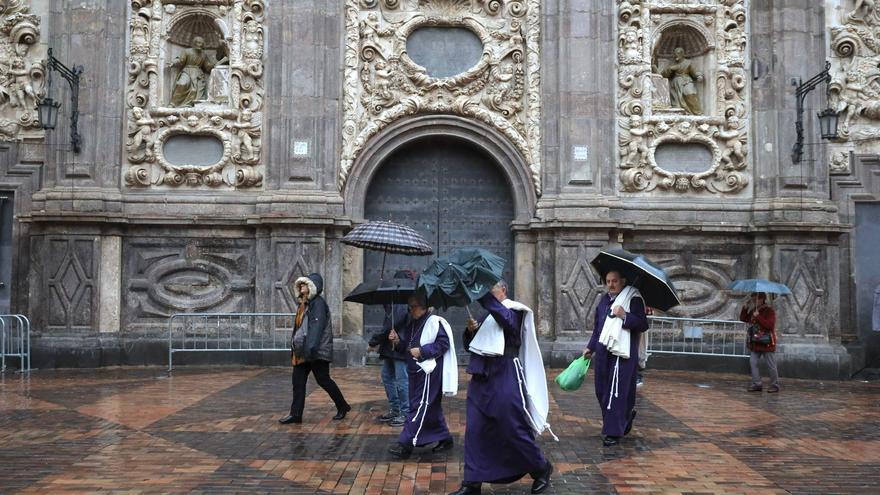 La lluvia provoca la suspensión de la procesión del Santo Entierro en Zaragoza
