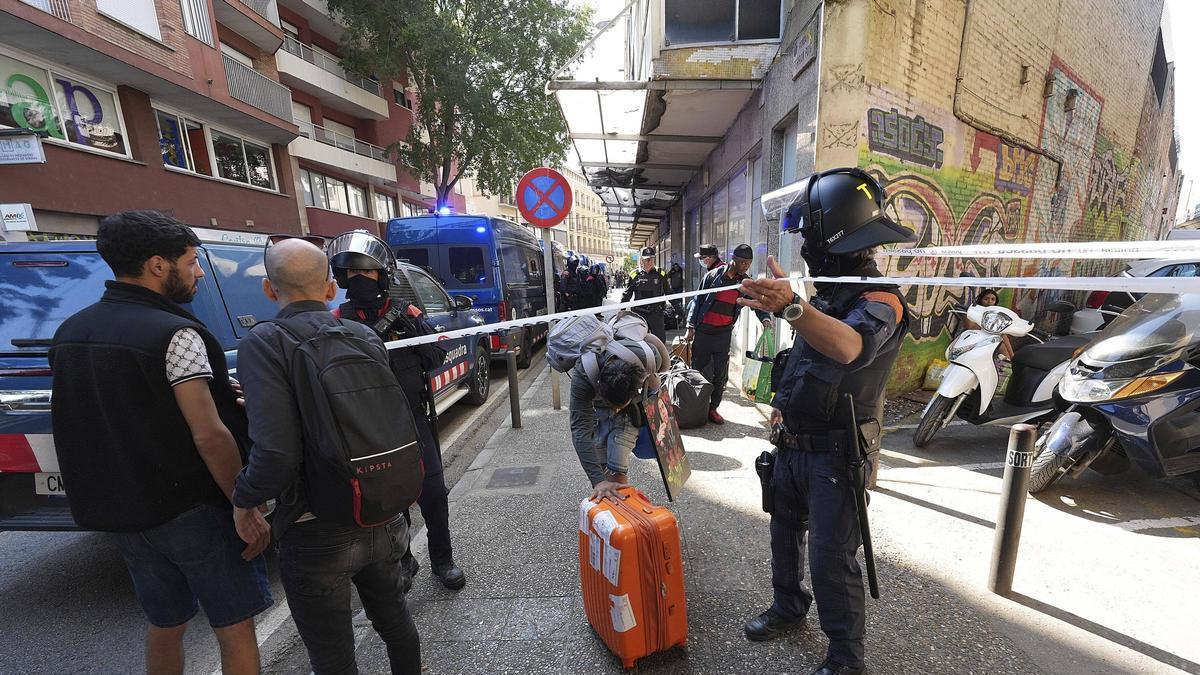 Desallotjament del bloc ocupat de la ronda Ferran Puig de Girona.