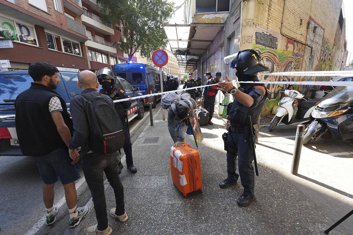 imatge del desallotjament per emergència el bloc ocupat de la ronda Ferran Puig de Girona