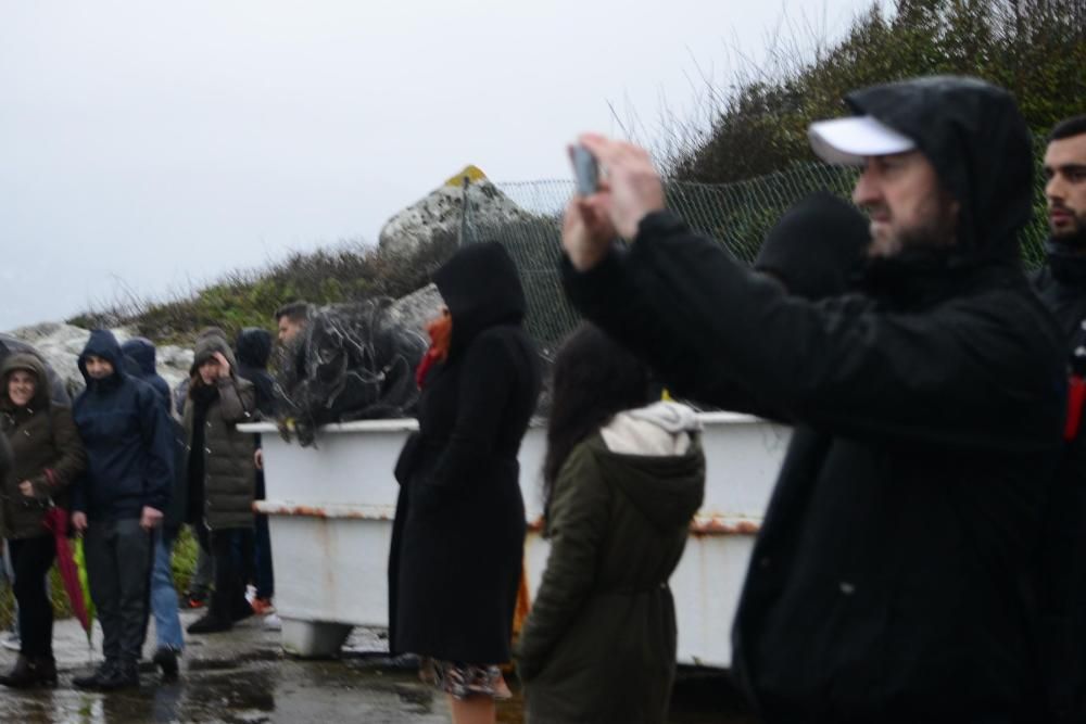 Las fuerzas antidroga intentan acceder al interior de la nave, que podría alojar un gran alijo - Varias personas de origen sudamericano han sido detenidas. // G. Núñez