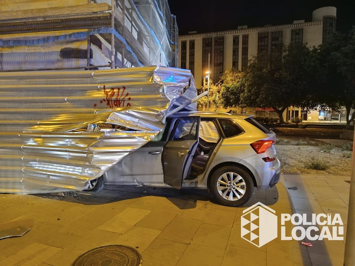 Un coche se empotra contra el andamiaje de las obras de la ermita de San Telmo, en la Avenida Marítima de Santa Cruz de Tenerife.