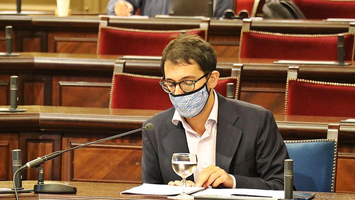 El conseller Iago Negueruela ayer durante su comparecencia en el Parlament.