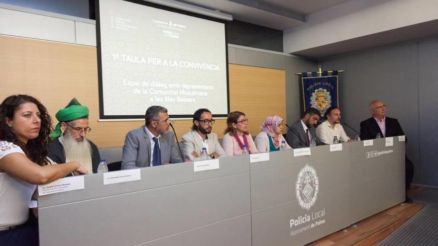 Los integrantes de la mesa de diálogo en Sant Ferran.