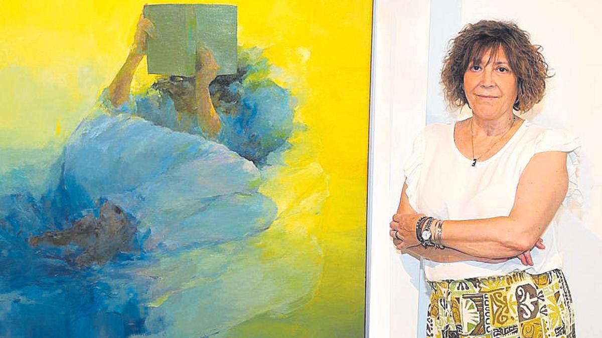 Joaquina Sánchez junto a una de sus obras