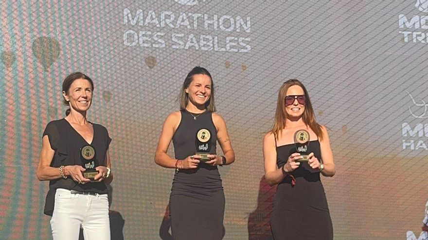 Maria Miñana, al centro, con su trofeo de ganadora
