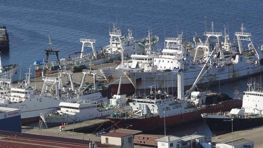 Flota congeladora en el puerto de Vigo.