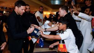 Xabi Alonso, firmando autógrafos en Yeda.