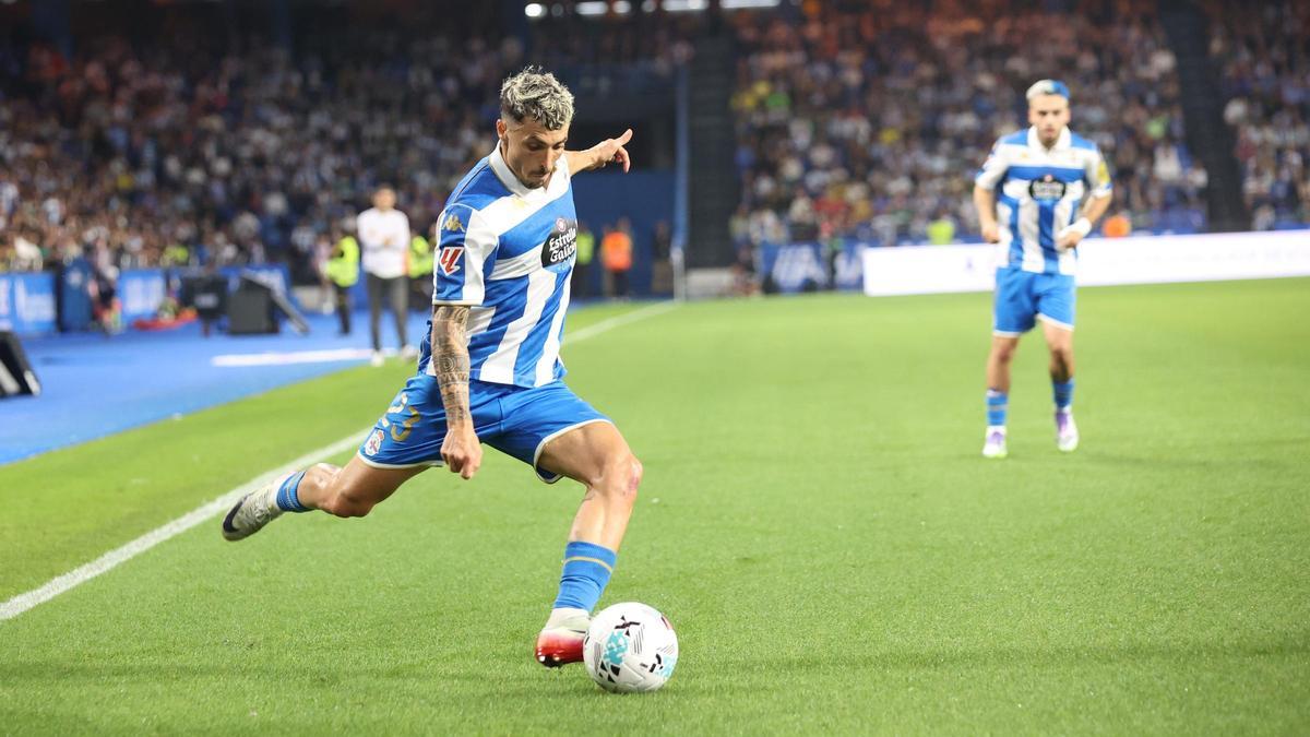 Ximo Navarro saca un centro durante el partido del Dépor ante el Huesca