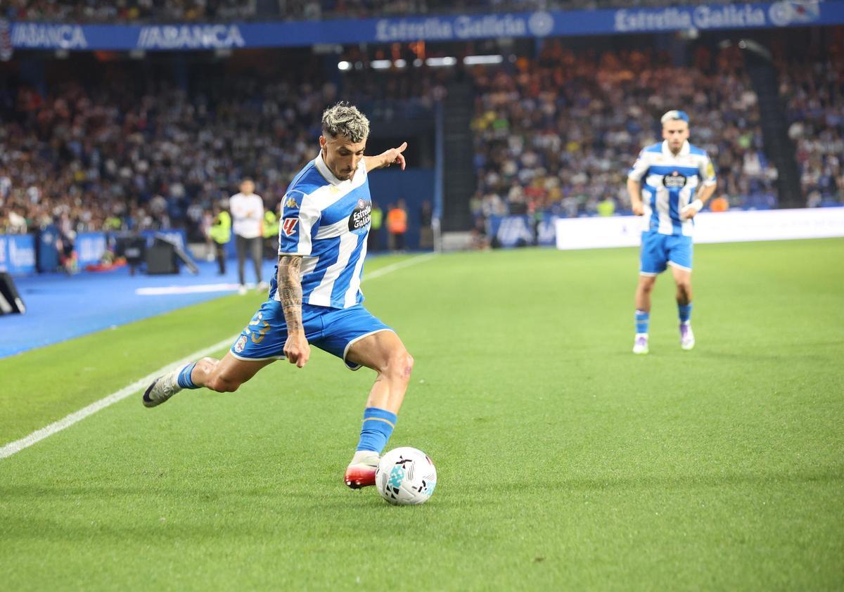 Ximo Navarro saca un centro durante el partido del Dépor ante el Huesca
