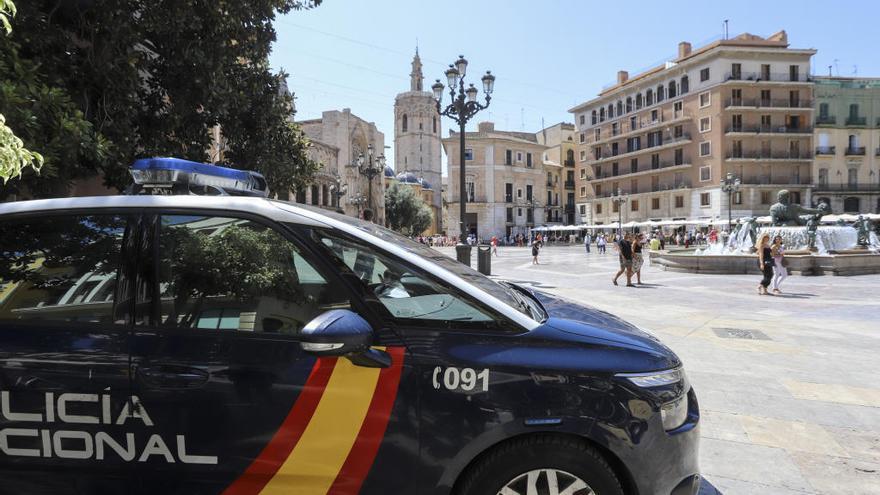 Violan a una joven en un local de València y le roban el móvil y la tarjeta de crédito