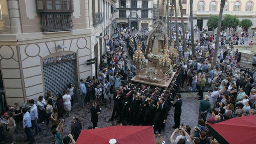 El trono de la Virgen de los Remedios en la plaza de la Constitución.