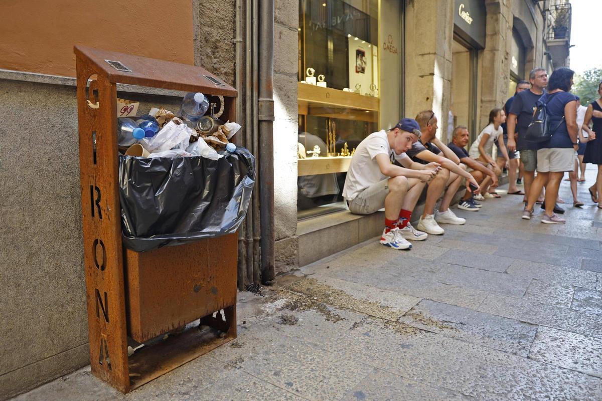 Girona vol evitar que la gent llanci envasos de menjar i begudes a les papereres del centre