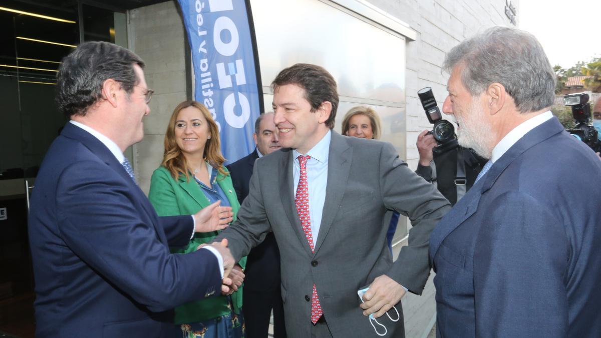 El presidente de Castilla y León, Alfonso Fernández Mañueco, el presidente de CEOE, Antonio Garamendi, el presidente de Cepyme, Gerardo Cuerva, y el presidente de ATA, Lorenzo Amor, asisten a la Asamblea General Electoral para reelegir como su presidente a Santiago Aparicio.