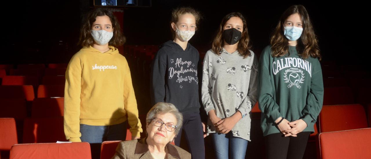 Las jóvenes del taller del FICBueu con una de las personas entrevistadas en su documental, ayer en el Cine Seixo de Marín.