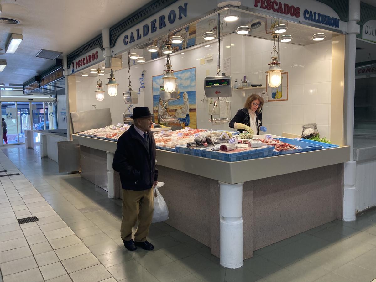 Aspecto interior del Mercado de Abastos, en el que acaba de cerrar sus puertas una de sus dos pescaderías