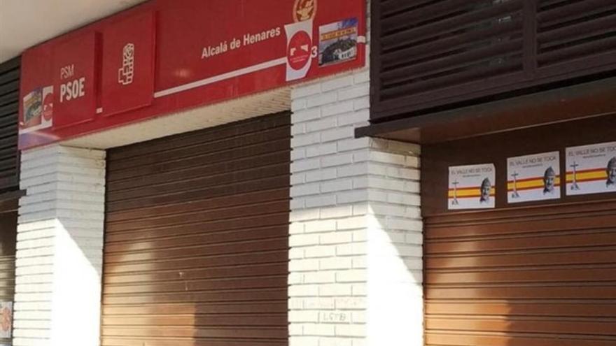 La sede del PSOE en Alcalá amanece con carteles y un mensaje: &quot;El Valle de los Caídos no se toca&quot;