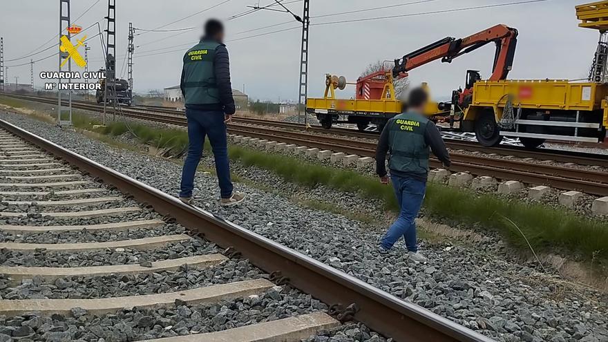 La Guardia Civil investiga el robo de hasta 40 toneladas de cobre de la línea de tren entre Xàtiva y la Encina