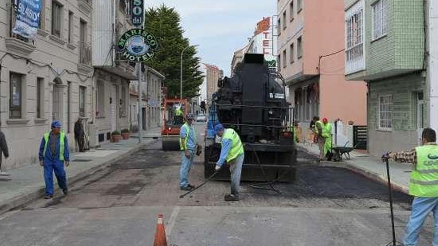 Trabajos de asfaltado a la entrada de la villa grovense, ayer. //Muñiz