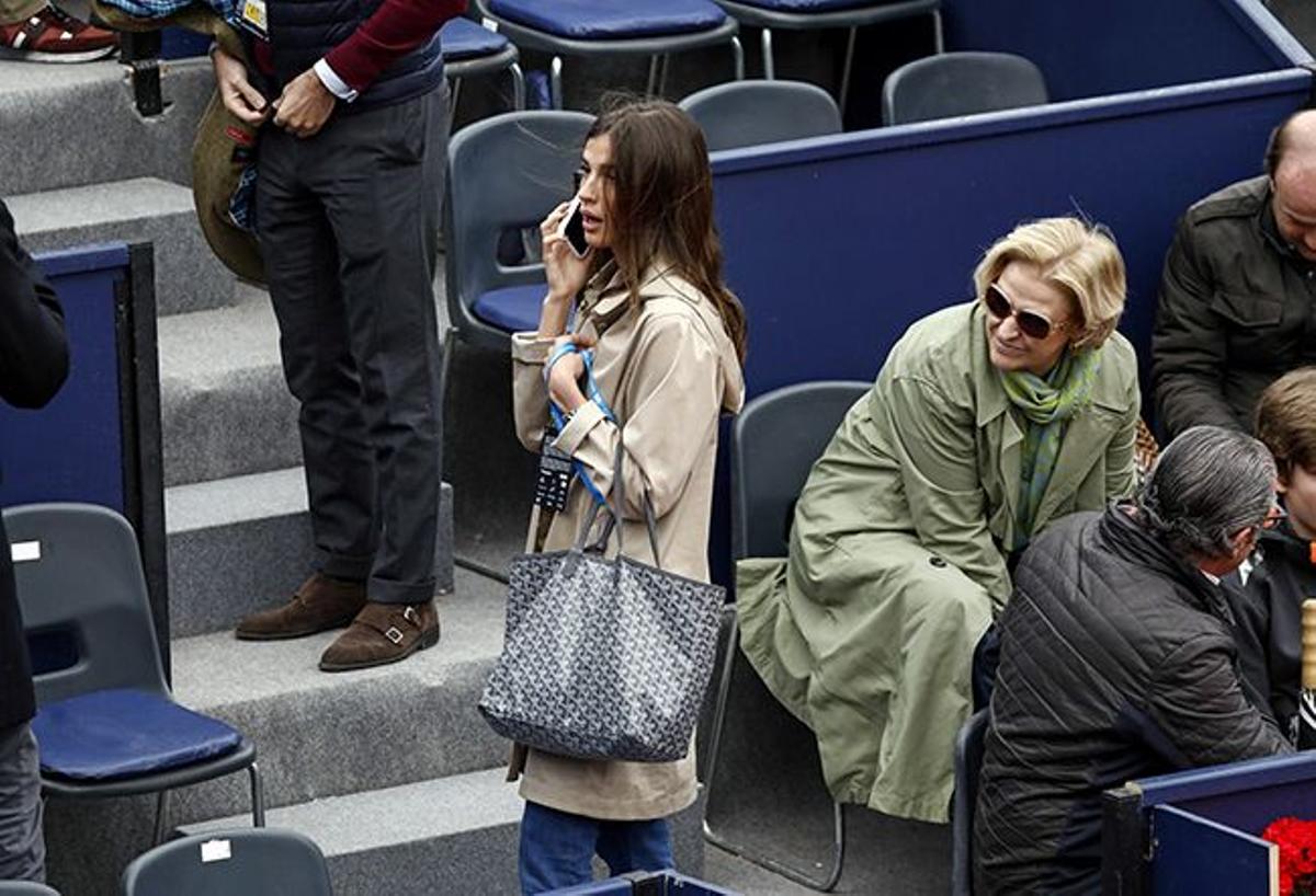 Sandra Gago, con bolso de Goyard y gabardina, en el torneo RCT Barcelona